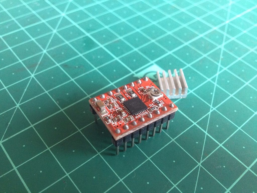 Module điều khiển động cơ bước A4988 và đế tản nhiệt nhôm trên bàn cắt kỹ thuật