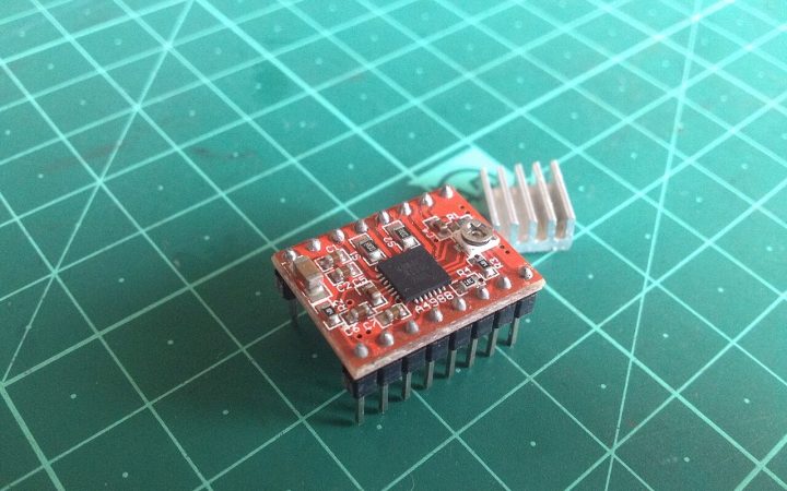 Module điều khiển động cơ bước A4988 và đế tản nhiệt nhôm trên bàn cắt kỹ thuật